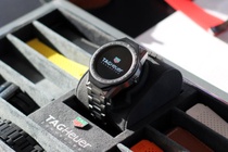 Dong ho thong minh gia 1.600 USD cua Tag Heuer hinh anh