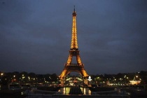 Thap Eiffel mung sinh nhat thu 126 hinh anh
