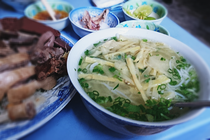 Quán bún vịt phải chờ mới được ăn