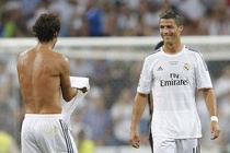 Ronaldo nhuong ao so 7 huyen thoai cho Raul hinh anh
