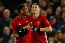 MU vs Wigan (4-0): Martial và Schweinsteiger rực sáng