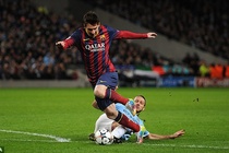Cuu trong tai Anh nhan dinh penalty cho Barca la chinh xac hinh anh