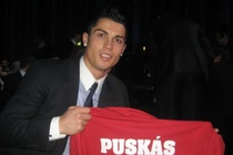 Ronaldo quyet pha ky luc cua Puskas va Messi hinh anh