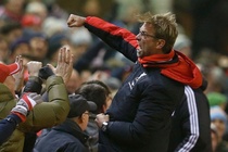 HLV Juergen Klopp vỡ òa sau bàn thắng ở phút 90+6