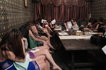 Hon 30 nu tiep vien nhon nhao trong quan hat karaoke hinh anh