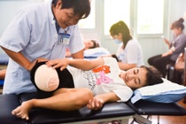 Nụ cười trên đôi nạng gỗ của nữ sinh bị cưa chân