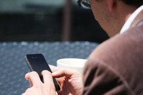 Nghien smartphone co the teo co ngon tay hinh anh