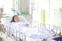 Nu sinh bi ong dot da qua con nguy kich hinh anh