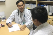 Thanh nien 25 tuoi phat hien ung thu tinh hoan khi di kham ho hinh anh