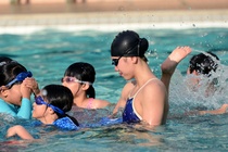 Anh Vien huong dan ky nang boi cho tre em Sai Gon hinh anh