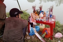 Nghi con trai bị ném xác xuống sông 