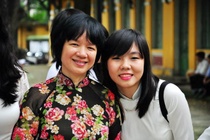 Cô giáo Trịnh Thu Tuyết và học trò.