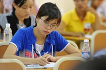 Cán bộ chấm thi. Ảnh: Hoàng Hà.