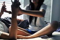 Nu sinh dang Facebook to thay day them sam so hinh anh