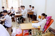 Nu sinh di thi lop 10 bang xe cuu thuong duoc 51 diem hinh anh