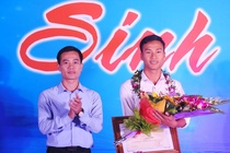Nam sinh chay Grab tra lai 320 trieu dong duoc DH Dien luc khen thuong hinh anh