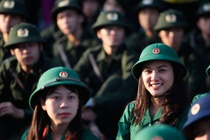 Co truong quan doi chi tuyen 2 thi sinh nu hinh anh