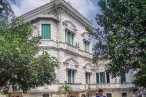 Ve dep cua thu vien nam trong biet thu hon 100 tuoi hinh anh