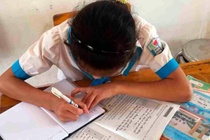 'Hoc sinh lop 4 khong biet doc van len lop vi giao vien so ha thi dua' hinh anh