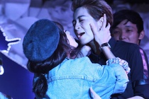 Chi Pu ke sat moi Gil Le trong buoi hop fan hinh anh