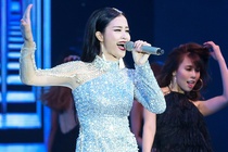 Dong Nhi di chan tran nhay sexy tren san khau hinh anh