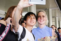 Sieu mau the gioi Coco Rocha tuoi tan o san bay Tan Son Nhat hinh anh