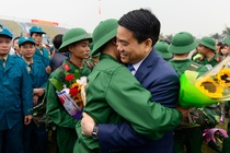 Tân binh ôm chầm Chủ tịch Hà Nội trước lúc nhập ngũ