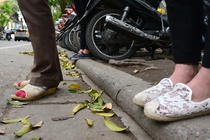 Bãi gửi xe máy vỉa hè đẩy khách chờ xe buýt xuống lòng đường