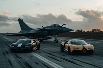 Bugatti Chiron Sport dua toc do cung chien dau co hinh anh