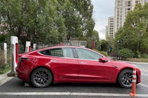 Chu xe dien Tesla bi tinh phi sac hon 608.000 USD vi loi phan mem hinh anh