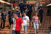 Du khách uống bia trái phép trong chùa ở Thái Lan