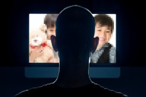 Giao vien tieu hoc Hong Kong du do 2 be gai chup anh nhay cam hinh anh