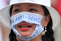 Nhieu nguoi My tan cong bac si, phan doi vaccine va khau trang hinh anh