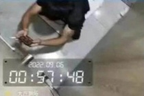 Cong ty Trung Quoc lap camera quay len nhan vien trong toilet hinh anh