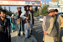 Taliban cho dân xếp hàng để chờ vào sân bay Kabul