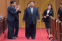 Người phụ nữ bí ẩn thường xuyên xuất hiện bên ông Kim Jong Un