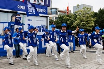 Cong cu chinh tri khong ngo truoc bau cu Han Quoc hinh anh