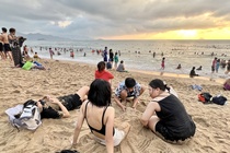 Người dân, du khách Nha Trang tắm biển từ sáng sớm