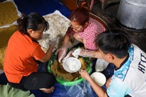 Ben trong 'thu phu' com ruou ngay Tet Doan Ngo o Ha Noi hinh anh