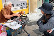 Khach Tay kinh ngac voi cu ba ban banh mi noi tieng Anh, Phap o TP.HCM hinh anh
