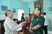 Bo Tu lenh TP.HCM den nha nguoi nhan la than nhan liet si Huynh Van Quen hinh anh
