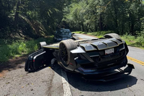 Lamborghini Huracan STO lat ngua, xe canh sat phai huc day vao le hinh anh