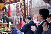 Hang loat can bo mat chuc, bi ky luat vi di le dau nam hinh anh