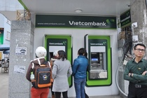 Ngan hang Nha nuoc chi dao dung tang phi ATM hinh anh