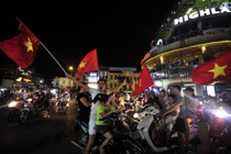 Ha Noi bung no sau chien thang cua U19 Viet Nam hinh anh