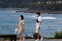 Nguoi tre Han do xo den dao Jeju nghi mat bat chap dai dich hinh anh