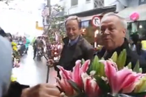 Cac dai su chau Au an pho via he, di cho hoa don Tet hinh anh