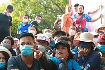 Chen chân mua vé xem U23 Việt Nam ở Việt Trì