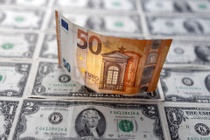 Nhà đầu tư đổ xô mua USD