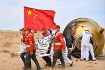 Ba phi hanh gia Trung Quoc ha canh an toan sau 6 thang ngoai vu tru hinh anh